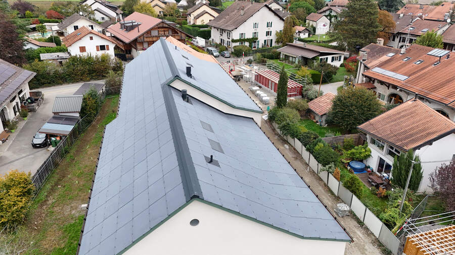 Installation photovoltaïque en toiture à Genève, vue aérienne