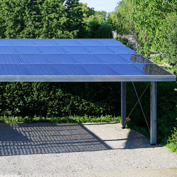 Carport solaire équipé de panneaux photovoltaïques